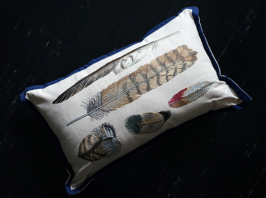 リネンクッション 羽柄刺繍 インテリアライフスタイルショップ Ideot 東京 渋谷 リネンクッション 羽柄刺繍 インテリアライフスタイルショップ Ideot 東京 渋谷