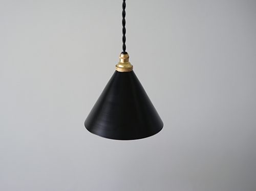 真鍮製ペンダントライト 小振りなシェードのランプ照明