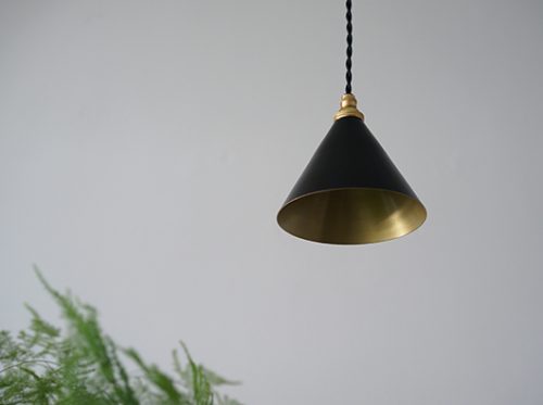 真鍮製ペンダントライト 小振りなシェードのランプ照明